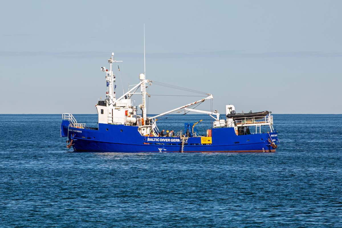 Vorbereitung zum Tauchgang auf der Baltic Taucher II (IMO 9096387) vor Sassnitz. - 19.04.2020
