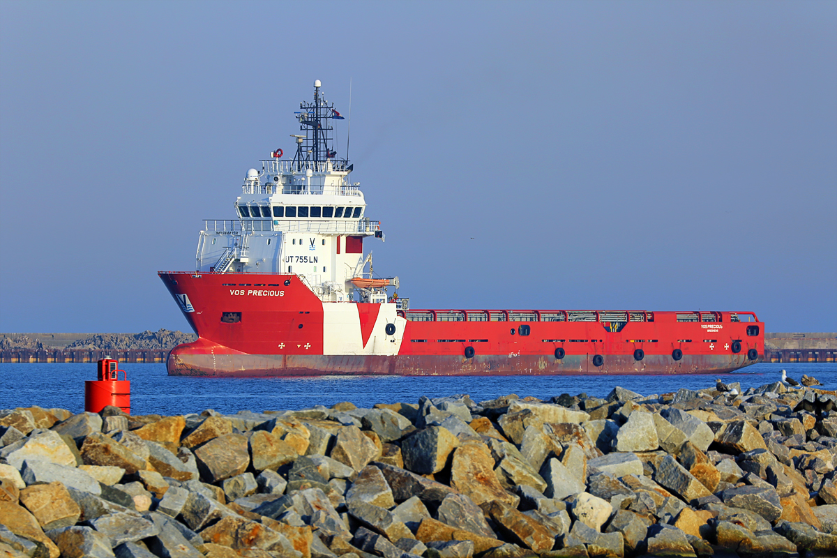 VOS PRECIOUS (IMO 9444338) im Hafen von Sassnitz Mukran. - 17.10.2018