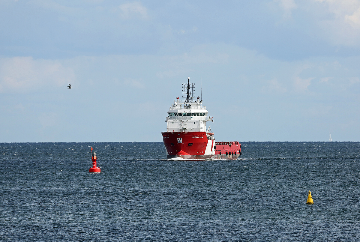 VOS PRECIOUS  (IMO 9444338) vor dem Fährhafen Mukran. - 26.08.2018