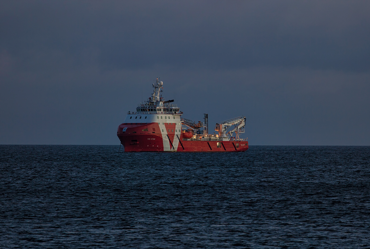 VOS STONE (IMO 9730517) am Abend vor Sassnitz. - 28.12.2018