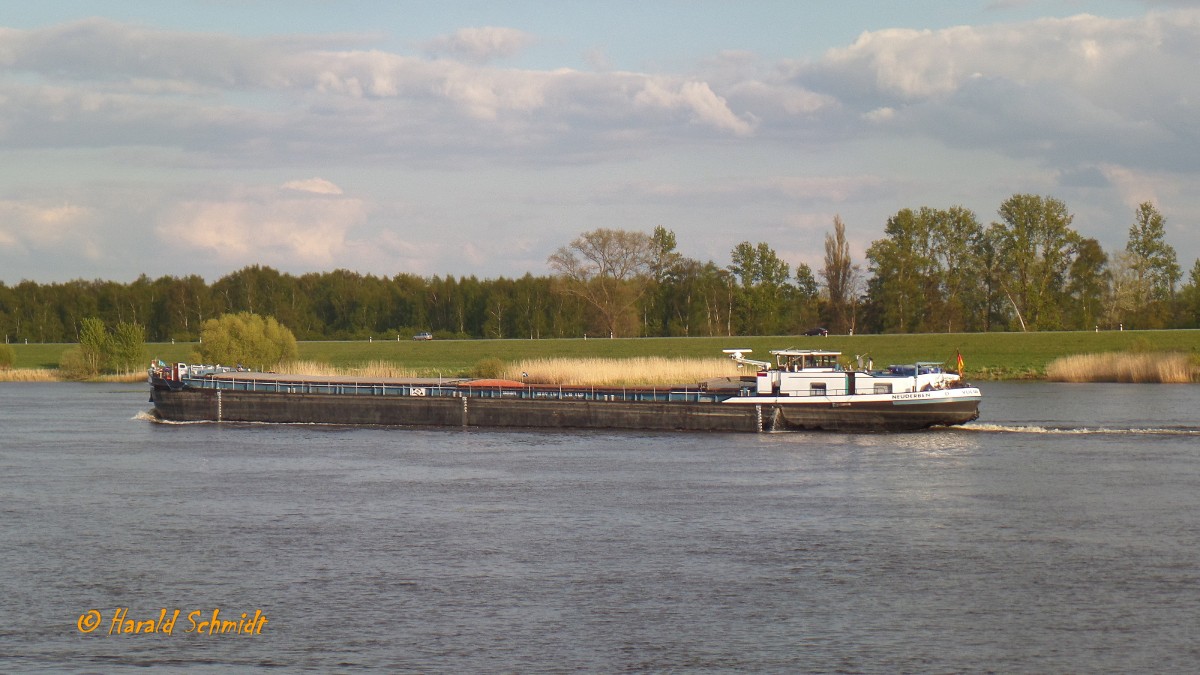 VULKAN (ENI 04014600) am 2.5.2015, Hamburg, Elbe zu Berg, Höhe Zollenspieker /
Ex-Namen: SPREEFRACHT,  NECKARFRACHT 5,  MARIA ELISABETH /
GMS / Tonnage: 1165 t / Lüa 80 m, B 8,2 m, Tg 2,67 m / 1 Diesel, Deutz RBV 6M 545, 500 PS / gebaut 1954 bei Hilgers, Rheinbrohl 
