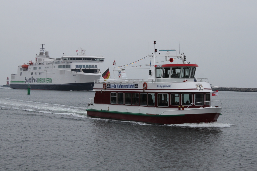 Whrend das Fahrgastschiff Markgrafenheide in Warnemnde ihre Hafenrundfahrt machte lief im Hintergrund die Scandlines Hybrid Ferry Berlin rein.12.02.2017