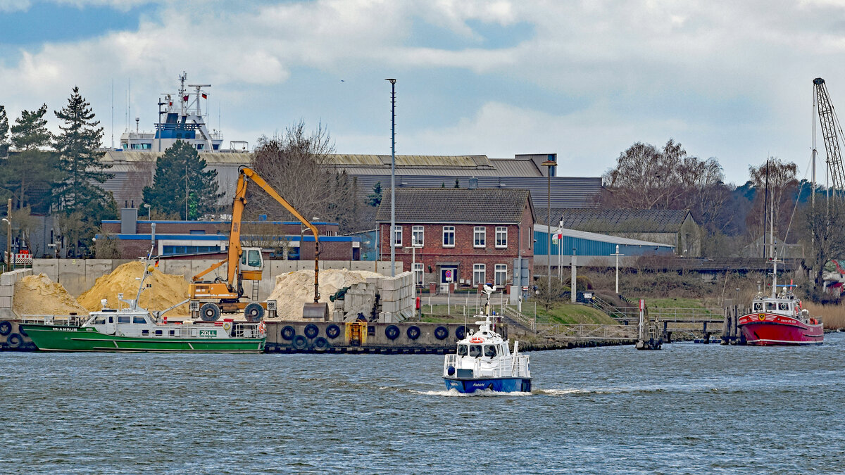 Während das Feuerlöschboot SENATOR EMIL PETERS bei der Feuerwache 4 auf seinen nächsten Einsatz wartet und das Zollboot AMRUM vorübergehend in Lübeck-Schlutup festgemacht hat, fährt das Polizeiboot HABICHT in Richtung Lübeck-Travemünde