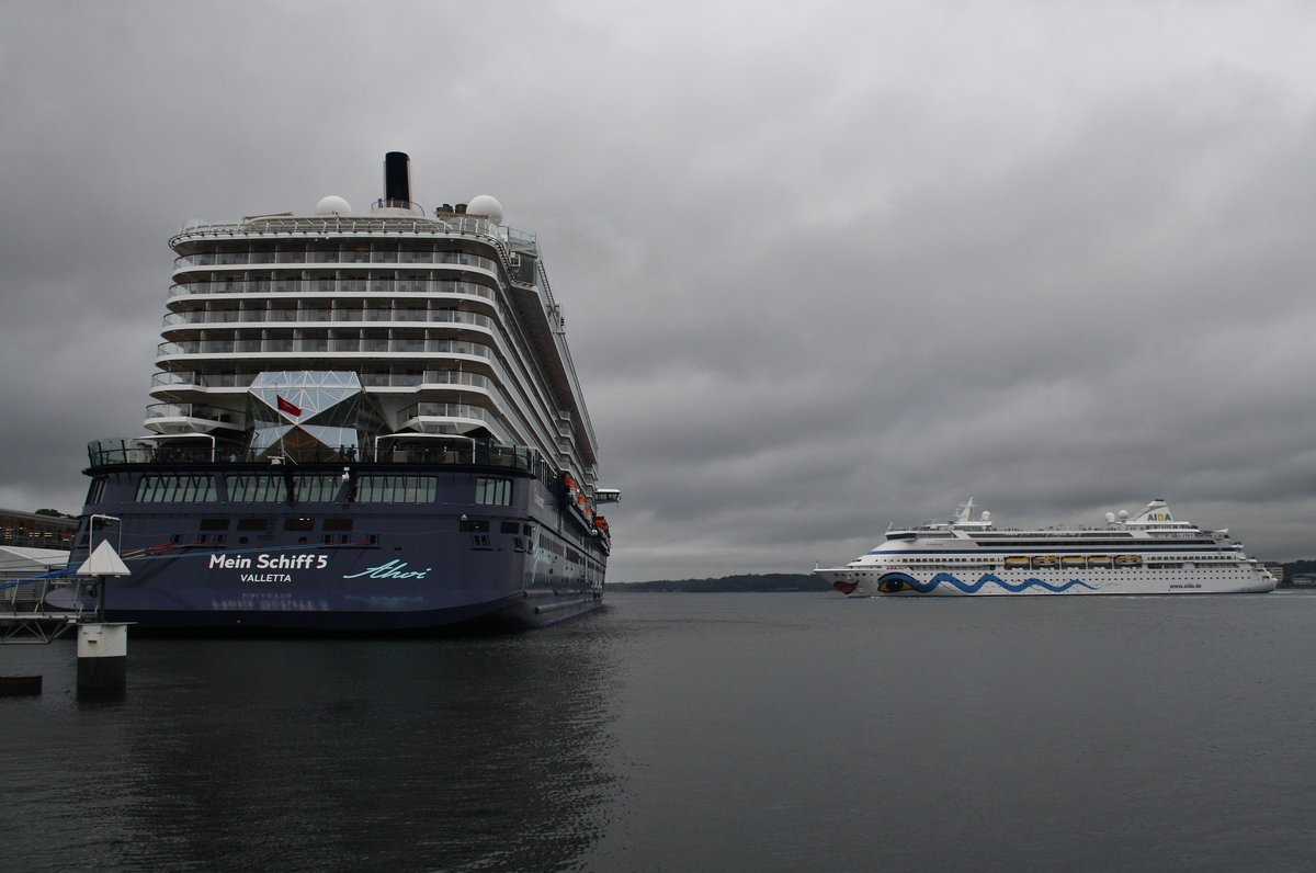 Während die Mein Schiff 5 noch am Kieler Ostseekai liegt, fährt AIDAvita schon ihr Wendemanöver auf der Innenförde. (16.7.2016)