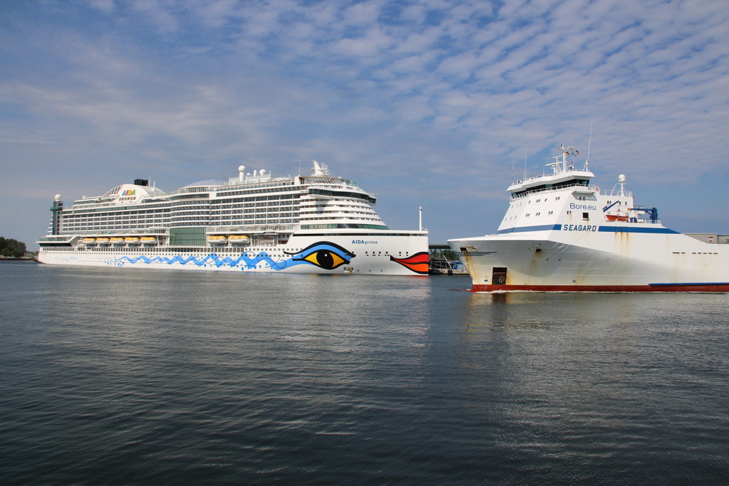 Während von rechts die SEGARD kam lag die AIDAprima am 06.06.2021 am Liegeplatz 8 in Warnemünde.