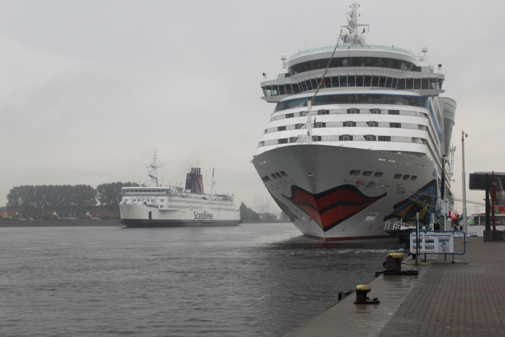 whrend sich die Scandlines Fhre Kronprins Frederik auf dem Weg von Rostock-berseehafen nach Gedser auf dem Weg machte lag die Aidadiva am Pier 7 in Warnemnde.16.08.2015