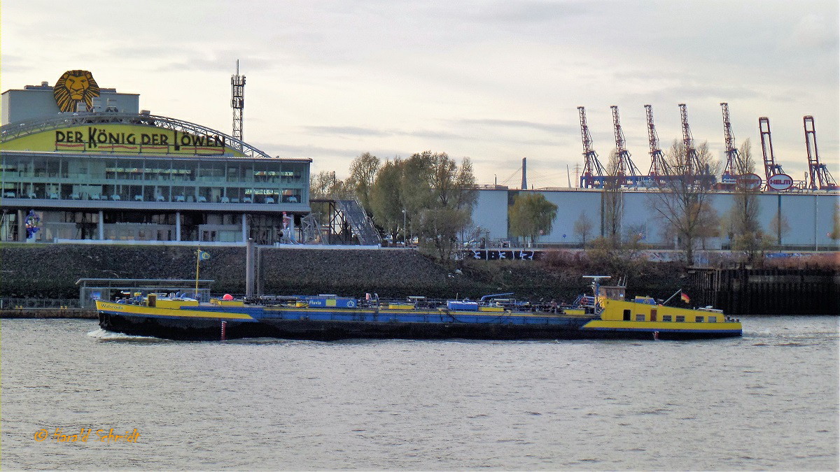 WALDSRODE (ENI 04401780) am 26.11.2018, Hamburg, Elbe Höhe Überseebrücke /
Ex-Namen: PIZ KEKES > PIZ HAVARD > HAVEL > ELBE /
TMS / Ladetonnen 1.086 t, Volumen 1.116 m³ / Lüa 67 m, B 8,18 m, Tg 3,18 m / 1 Diesel, Caterpillar, 651 kW (873 PS) / gebaut 1971 bei Bayerische Schiffbau Gesellschaft, Erlenbach / Flagge: D, Heimathafen Hamburg /
