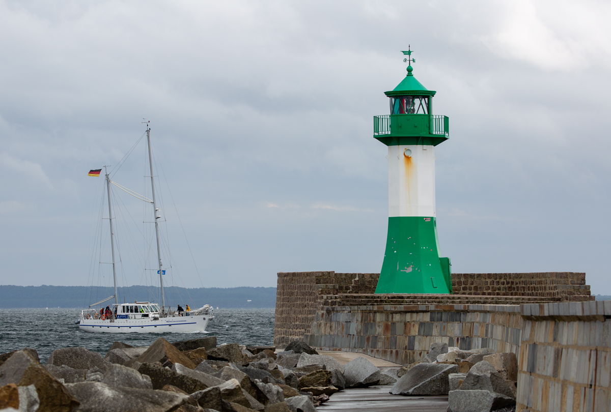 

WAPPEN VON UECKERMÜNDE vor dem Sassnitzer Leuchtturm. Der sogenannte Rollisegler bietet das Mitsegeln für Segelfreunde mit Handicap an. - 18.08.2021
