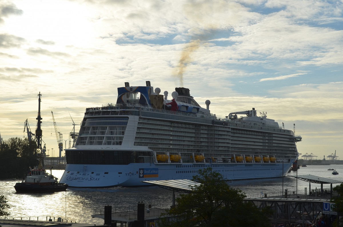 Was für ein Schiff!Die Quantum Of The Seas IMO-Nummer:9549463 Flagge:Bahamas Baujahr:2014 Länge: 348.0m Breite:41.0m Baujahr:2014 Bauwerft:Meyer Werft,Papenburg Deutschland bereit um bei Blohm+Voss Dock Elbe 17 in Hamburg einzudocken aufgenommen am 23.10.14