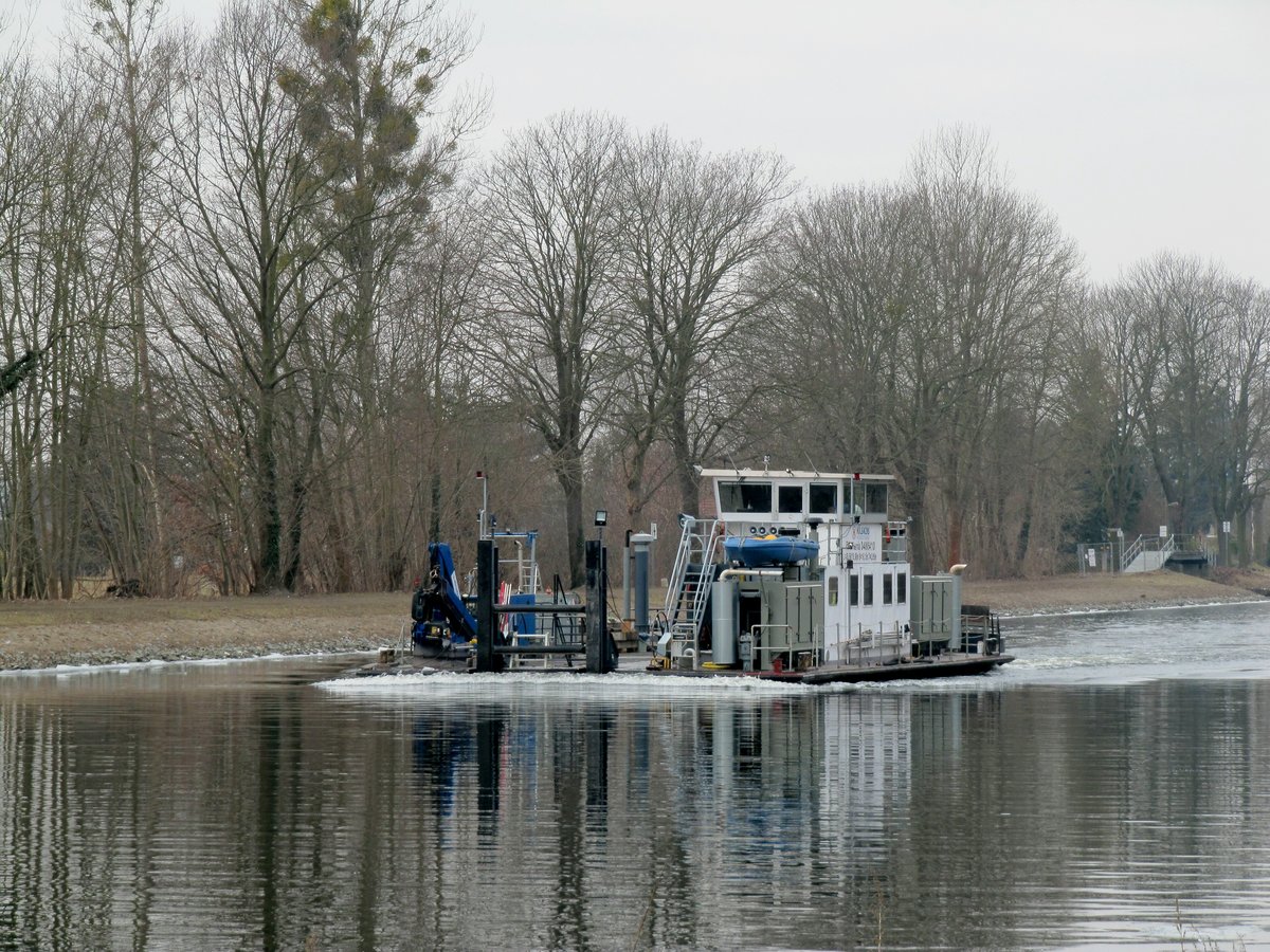 Wasserbau-Arbeitsboot Rhenania (04805410 , 26,56/19,98 x 10,15m) der Fa.Hülskens Wasserbau am 05.03.2018 im Sacrow-Paretzer-Kanal / UHW zw.den km 27...26 auf Bergfahrt.
