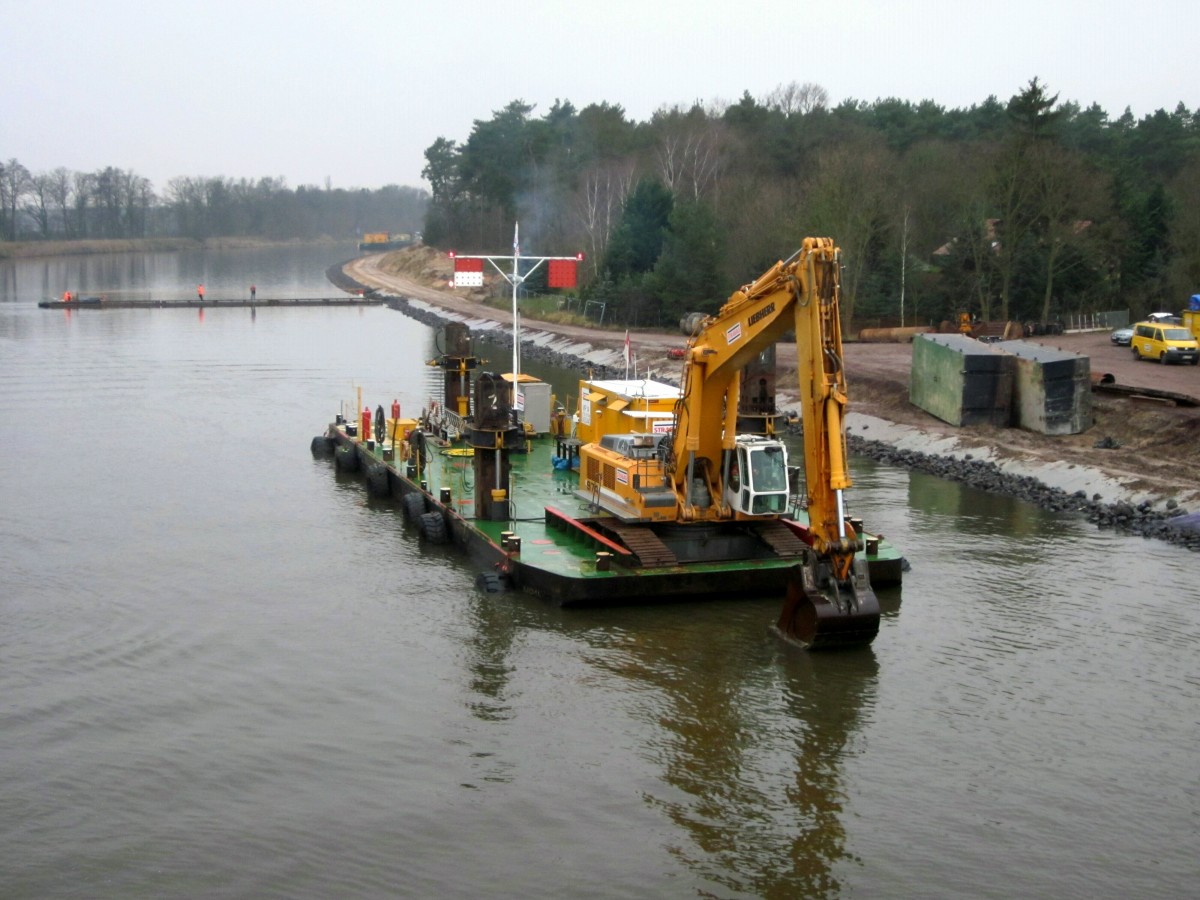 Wasserbaustelle im Elbe-Havel-Kanal bei Ihleburg am 15.12.2015. Ein Liebherr Kettenbagger 974 auf seinem Ponton wartet auf zu beladene Fahrzeuge.