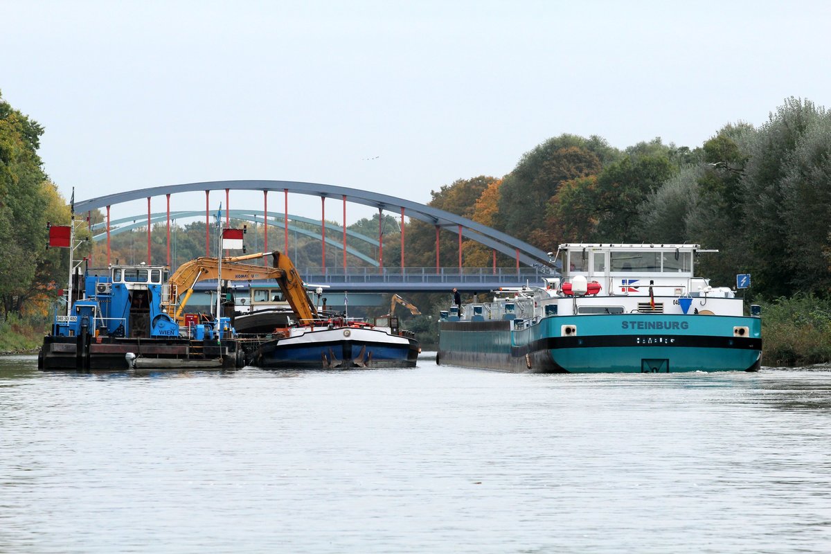 Wasserbaustelle Sacrow-Paretzer-Kanal (UHW) bei Marquardt / Schlänitzsee am 20.10.2016. Baggerschiff F Amstetten (04030480) und das GMS Angelus-Dei (04001670) machen ein klein wenig Platz für die Durchfahrt des zu Berg fahrenden TMS Steinburg (04812070).