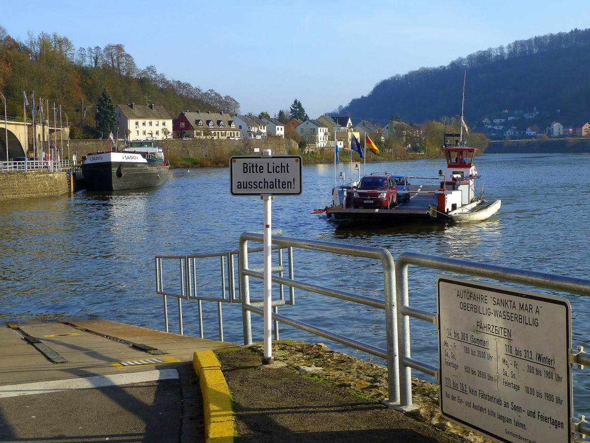 Wasserbillig (Luxemburg); die Fähre  Sankta Maria  auf dem Weg über die Mosel von Oberbillig am rechten Moselufer (Rheinland-Pfalz) nach Wasserbillig am linken Moselufer. Im Hintergrund, das Gütermotorschiff  Jado . 28.11.2014