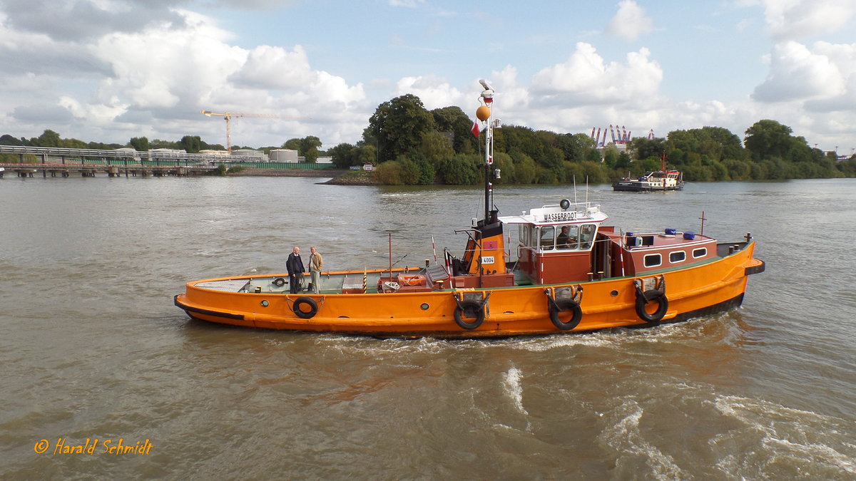 WASSERBOOT   H 4004 am 26.9.2016, Hamburg, Elbe Köhlfleet /

Eigner: HPA, Hamburg / 
Ein Wasserboot ist ein kleines Tankschiff, das die im Hafen oder auf Reede liegenden Schiffe mit Trinkwasser versorgt In diesem Fall werden im Strom liegend HPA-Fahrzeuge mit Wasser versorgt. Außerdem kann das Schiff als Schlepper, sowie als Lotsenversetzboot eingesetzt werden.
