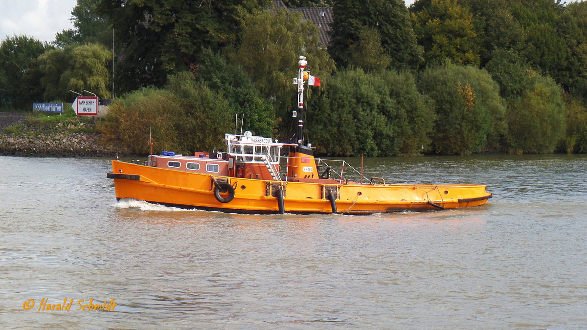 WASSERBOOT   H 4004 am 26.9.2016, Hamburg, Elbe Köhlfleet /

Eigner: HPA, Hamburg / 
Ein Wasserboot ist ein kleines Tankschiff, das die im Hafen oder auf Reede liegenden Schiffe mit Trinkwasser versorgt In diesem Fall werden im Strom liegend HPA-Fahrzeuge mit Wasser versorgt. Außerdem kann das Schiff als Schlepper, sowie als Lotsenversetzboot eingesetzt werden.
