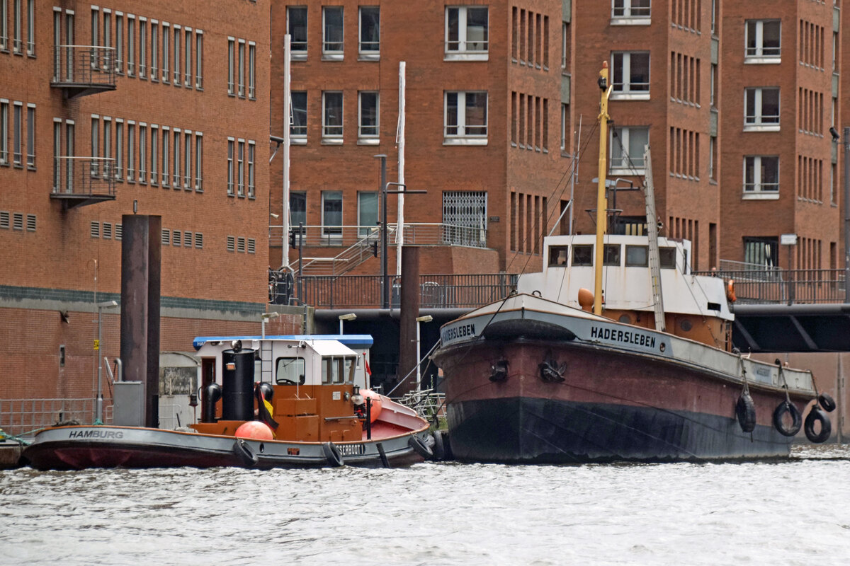 Wasserboot HADERSLEBEN und Wasserboot I am 16.09.2021 im Sandtorhafen Hamburg