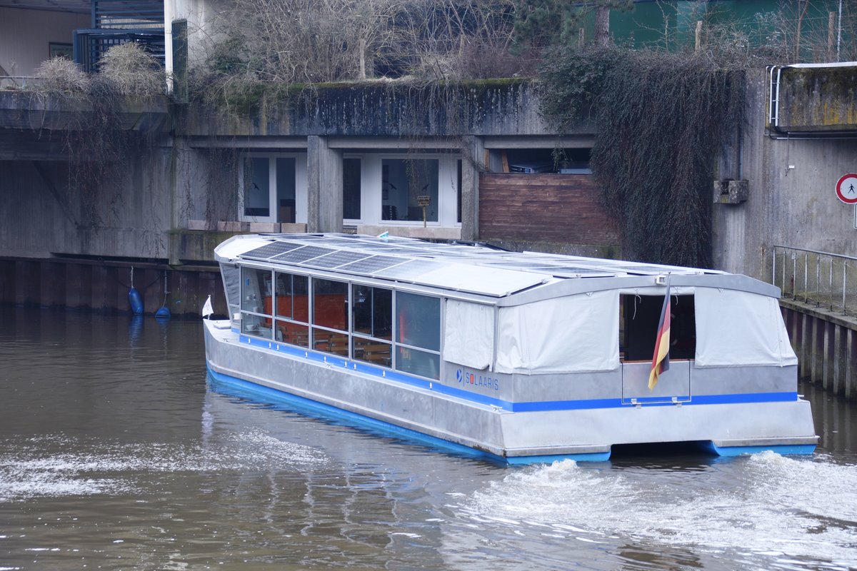 WasserBus SOLAARIS der Stadtwerke Münster auf dem Aasee beim Auslaufem aus dem Halt Naturkundemuseum/Allwetterzoo / gesehen in Münster (Nordrhein-Westfalen), 29.03.2018