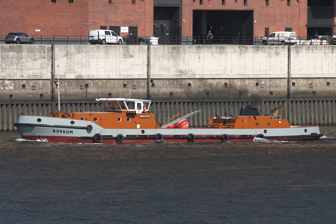 Wasserschiff BORKUM (ENI 05501410) ; Eigner/Betreiber: Fr. Jacobsen & Cons; Datum: 03.08.2026; Aufnahmeort: Elbe/Hafen Hamburg, Deutschland. 