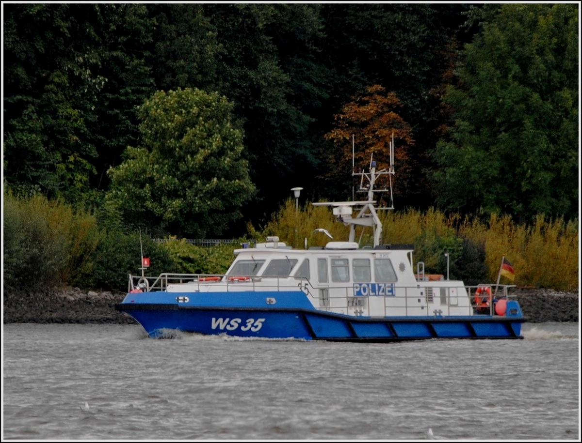 Wasserschutz Polizeiboot WS 35, MMSI 211168930, L 18 m, B 5 m auf der Elbe im Hafengebiet von Hamburg unterwegs.  21.09.2013