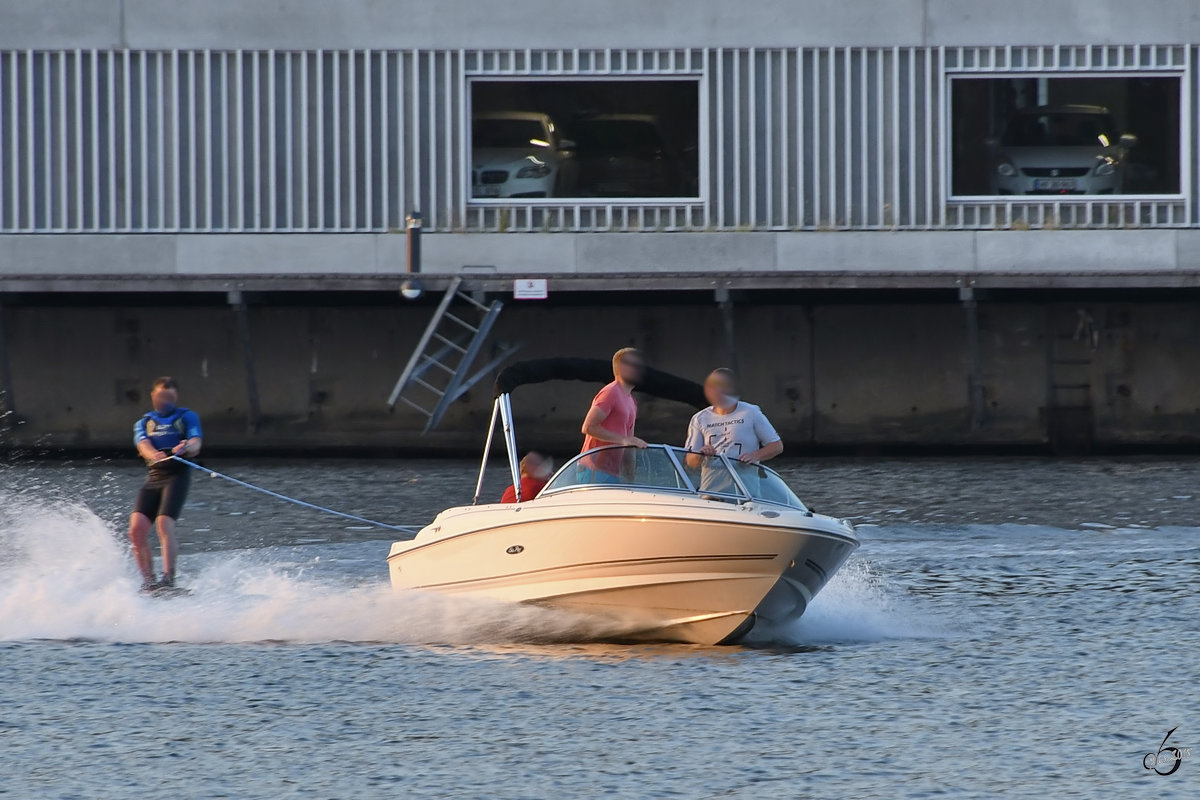 Wassersport im Hafen von Aalborg. (Juni 2018)