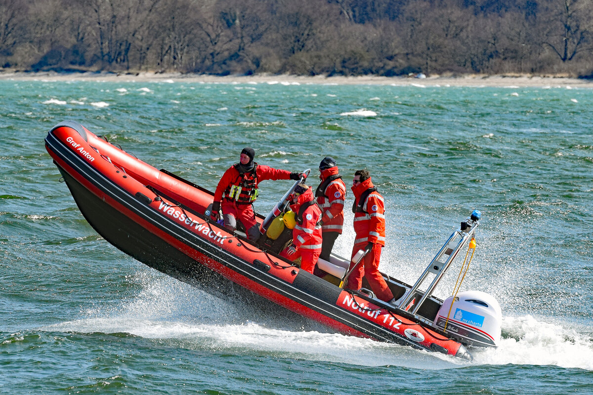 Wasserwacht-Boot GRAF ANTON von der Wasserwacht Segeberg am 02.04.2022 in der Ostsee vor Lübeck-Travemünde. Das Baltische Meer ist aufgrund steifem Wind etwas aufgewühlt.