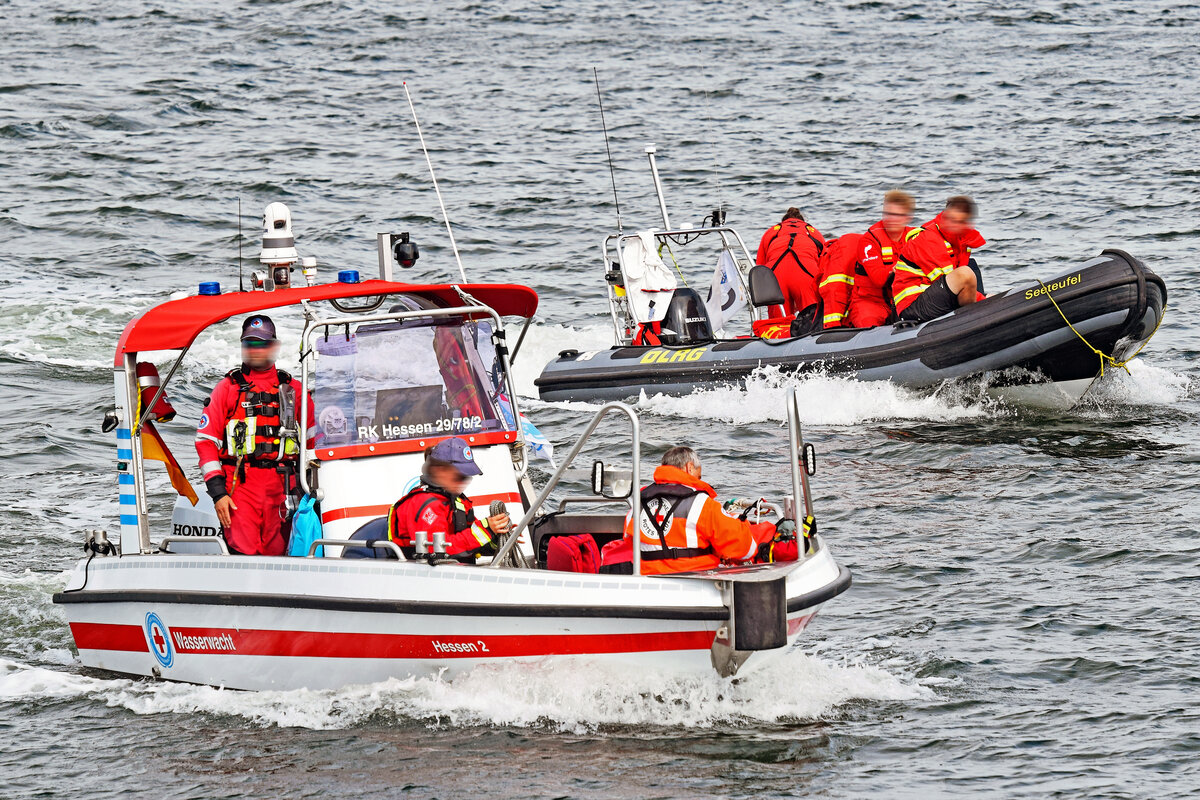 Wasserwacht-Boot HESSEN 2 und DLRG-Boot SEETEUFEL am 29.07.2022 in der Ostsee vor Travemünde