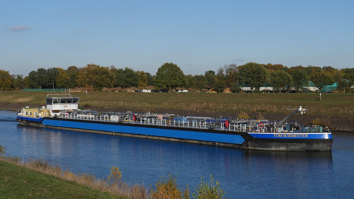 Wegen der extrem niedrigen Pegel vieler Flüsse können die Tankschiffe nicht voll beladen werden, so auch TMS TOM BURMESTER von Hamburg kommend auf dem Elbe-Seitenkanal kurz vor dem Schiffshebewerk Lüneburg, Scharnebeck, 03.11.2018
