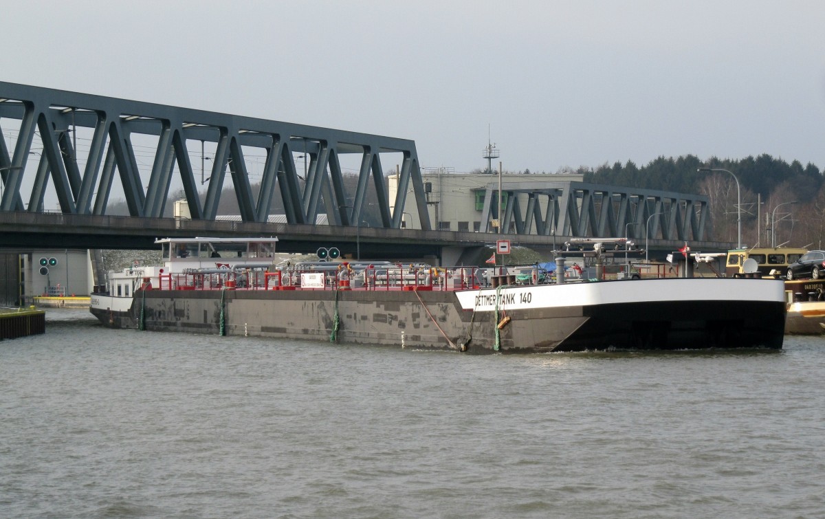 Welch ein Glück zum  Jahres-Anfang . Mein  Lieblings-TMS  Dettmer Tank 140 (04810300 , 86 x 11,45m) verließ am 03.01.2016 nach der Talschleusung in der Südkammer die Schleuse Sülfeld und setzte seine Fahrt Richtung MD fort. Gruß an die Besatzung.