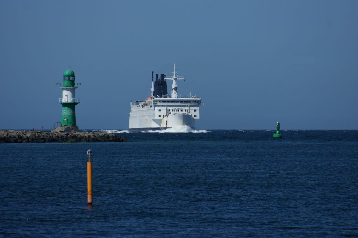 Wenige Wochen vor ihrer Außerdienststellung war die Prins Joachim auf dem Weg von Gedser nach Rostock und passierte die Warnowmündung mit dem westlichen Molenfeuer.