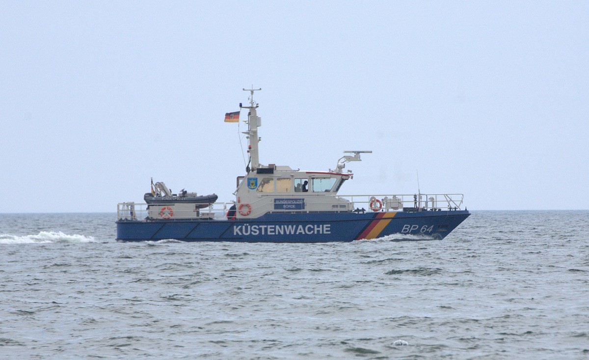 Wenn das TAMRON TELE die Küstenwache erreicht, erreichen die Ferngläser auf dem Schiff sicher den FKK - Strand von Thiessow.......05.07.2014 15:38 Uhr.
Die Geoposition zeigt den Standort des Fotografen.