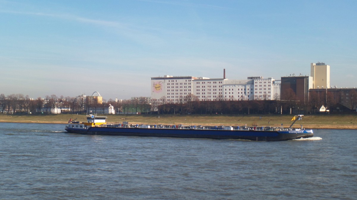 WERNER REICH (ENI 02334091) zu Berg auf dem Rhein in Köln /
TMS / Lüa 110 m, B 11 m, Tg 3,16 m / 2493 t / 1 Diesel, Mitsubishi, 1250 kW, 1700 PS, 1 Cummins Bugstrahl Jet, 350 kW, 475 PS / 2011 in Polen + NL /
