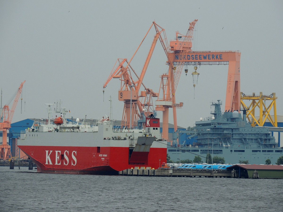 WESER HIGHWAY(IMO9065417; L=99,9; B=20,53mtr; GWT=8659To;DWT=3222To;Bj.1994;)
beim schliessen der Laderampe im Hafen von Emden; 150617