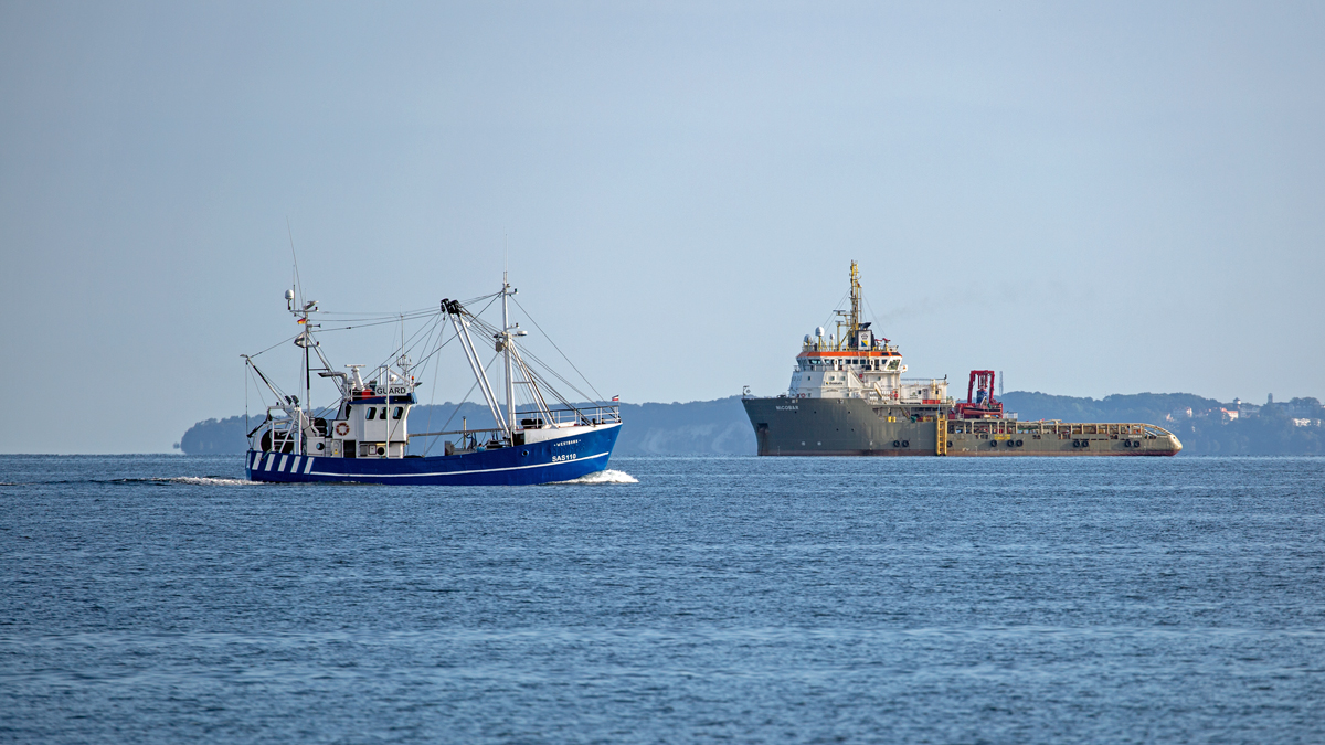 WESTBANK (IMO 8860858) fährt an der vor Rügen liegenden NICOBAR (IMO 9322592) vorbei. - 14.09.2021
