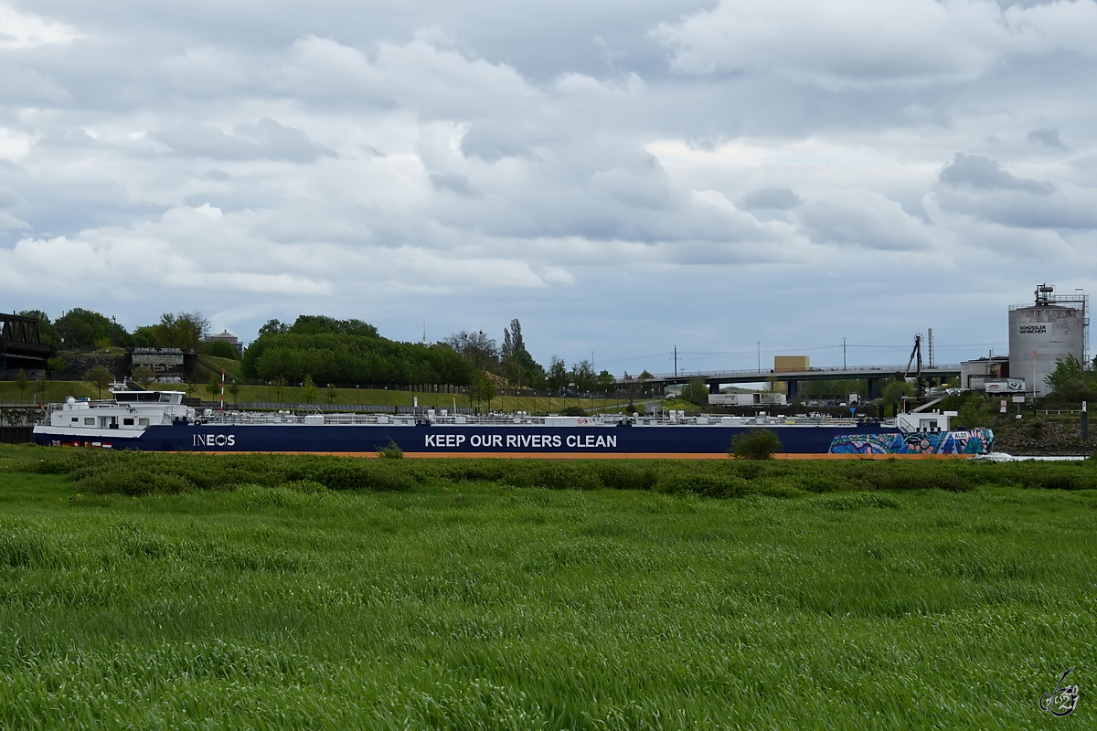 Wie ein Fata Morgana schiebt sich das Tankschiff ALOO (ENI: 0238434) durch das satte Grün. (Duisburg, Mai 2021)