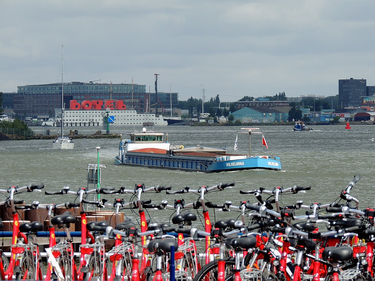 WILHELMINA(02317518;L=86m; B=8,2m; 1542to; 2x550PS; Bj.1961)im Hafen der Fahrradfreundlichen Stadt Amsterdam; 150619
