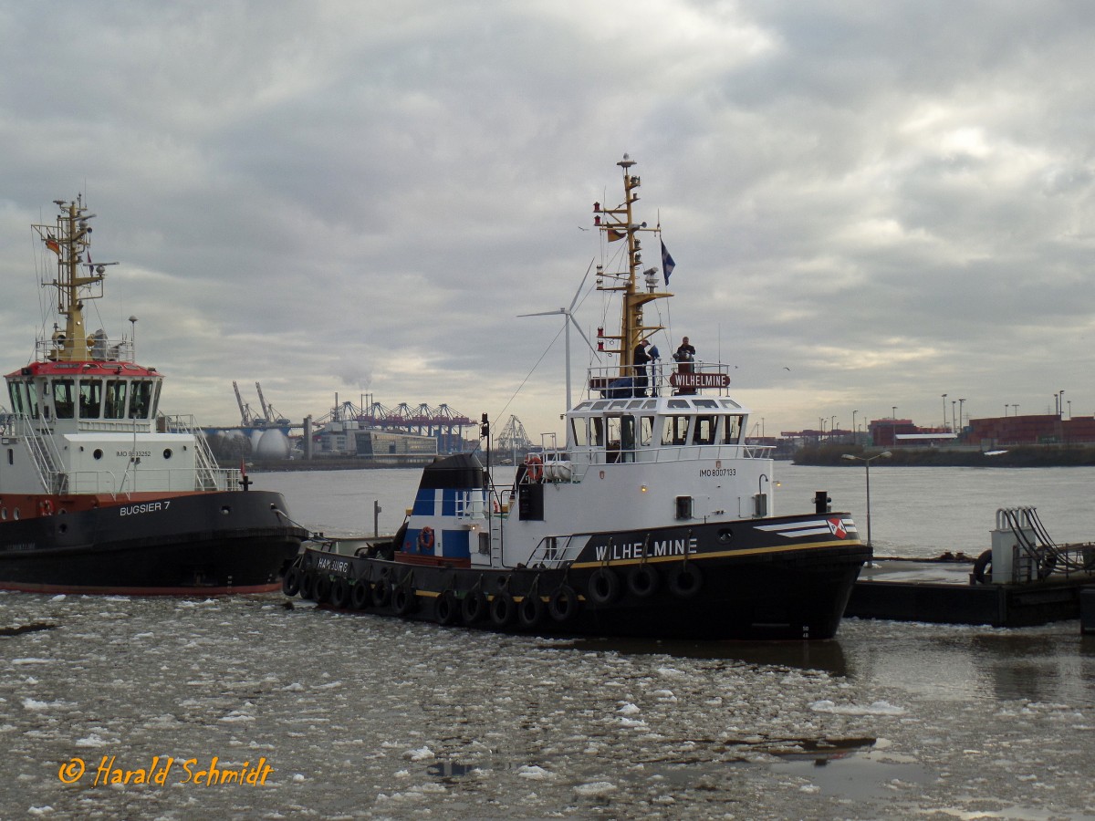 WILHELMINE (4)  (IMO 8007133) am 9.1.2016, Hamburg, Elbe, Schlepperponton Neumühlen,  mit neuer Schornsteinmarke und Reedereiflagge Neue Schleppdampfschiffreederei Louis Meyer,  Hamburg /  

Hafenassistenzschlepper / GT 189 / Lüa 26,19 m, B 8,84 m, TG 4,4 m / 2 Schottel, 2 Diesel, 4-Takt, 6-Zyl., Deutz SBA6M528, ges. 1280 kW (1740 PS), 11kn, Pfahlzug 27 t / 1980 bei Mützelfeldtwerft, Cuxhaven, für Petersen&Alpers, Hamburg  / 11.2015 in Bareboat-Charter bei  Neue Schleppdampfschiffreederei Louis Meyer,  Hamburg / Flagge: D, Heimathafen: Hamburg

