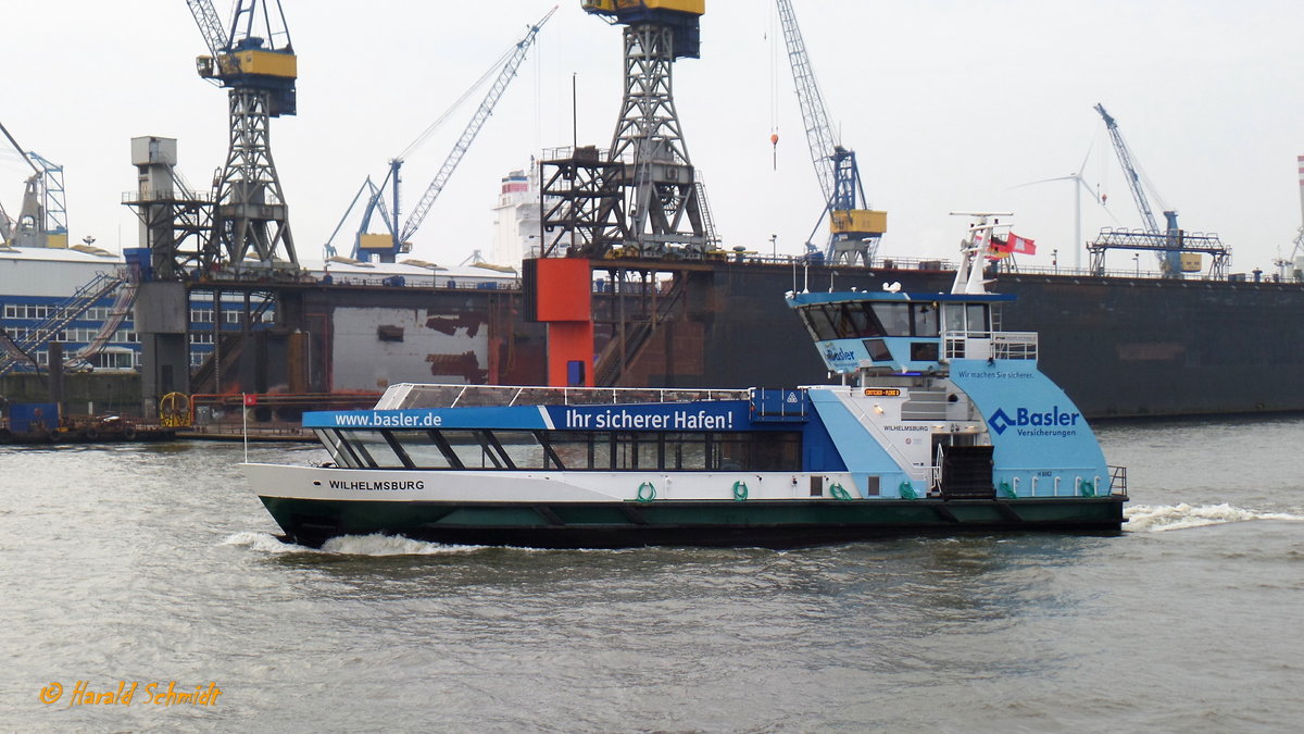 WILHELMSBURG (3) (ENI 048 06970) am 13.11.2016, Hamburg, Elbe Höhe B+V / 
Einmann-Fährschiff Typ 2000 / HADAG / Lüa 29,85 m, B 8,13 m, Tg 1,7 m / 2 Diesel, 2 Ruder-Propeller, 12 kn / 250 Pass. / 2008 bei SSB, Oortkaten, Hamburg /