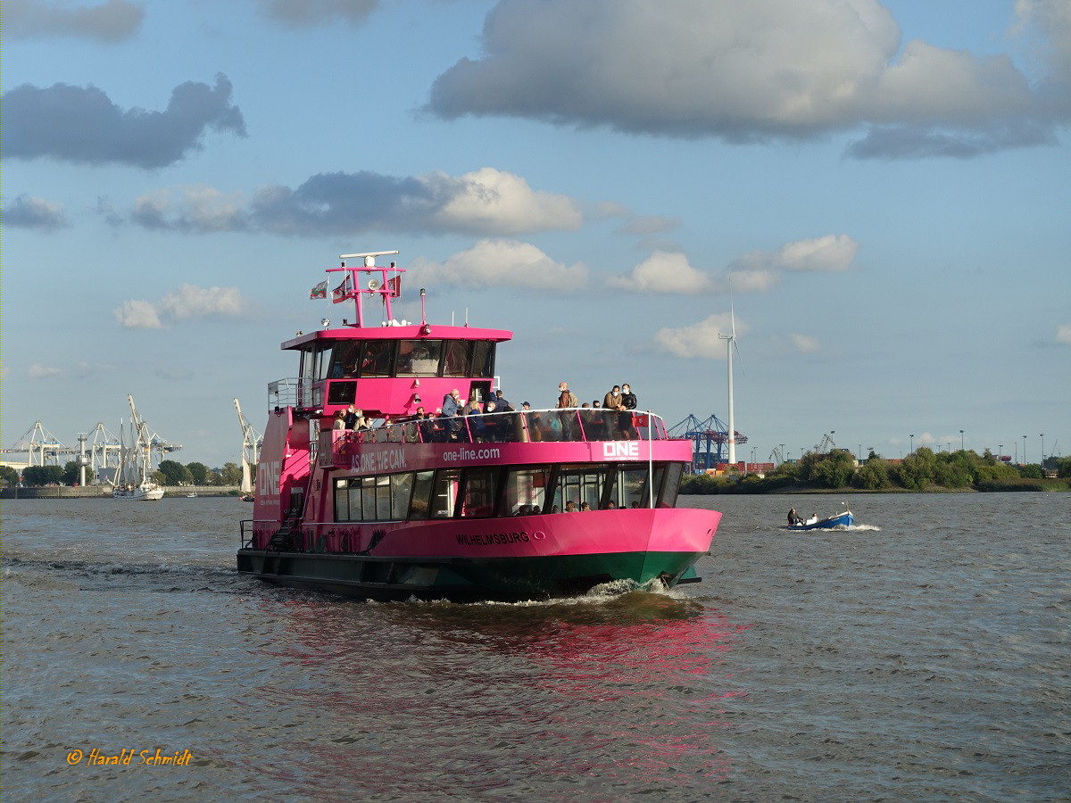 WILHELMSBURG (3) (ENI 048 06970) mit neuer Werbung und Farbgebung am 7.9.2020, Hamburg, Elbe, Anleger Neumühlen/Övelgönne / 

Einmann-Fährschiff Typ 2000 / HADAG / Lüa 29,85 m, B 8,13 m, Tg 1,7 m / 2 Diesel, 2 Ruder-Propeller, 12 kn / 250 Pass. / 2008 bei SSB, Oortkaten, Hamburg /
