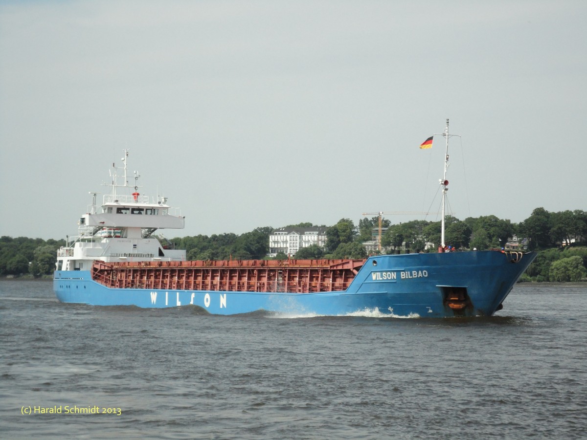 WILSON BILBAO (IMO 9014705) am 24.7.2013, Hamburg, Khlfleet einkommend  /
ex PADUA (bis 01.1999), NIKLAS bis 02.2008)
Stckgutfrachter / BRZ 2446 / La 87,9 m, B 12,8 m, Tg 5,5 m / 10,5 kn / 1992 bei Slovenska Lodenice AS, Komarno Slovakia / / Eigner: Wilson - Bergen, Norwegen / Flagge: Malta, Heimathafen: Valetta
