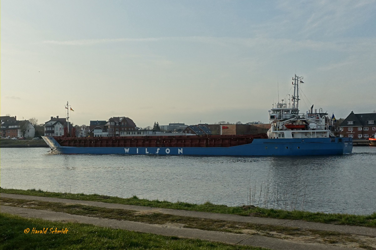 WILSON GHENT (IMO 9150236)am 9.4.2023 im NOK Höhe Hafen Rendsburg  /

Ex-Name:  Northern Loknes (1996-2004) /
Mehrzweckfrachter  / BRZ 2.446 / Lüa 87,9 m, B 12,8 m, Tg 5,51 m / 1 Diesel, Deutz MWM SBV8M628, 1.500 kW (2.038 PS),  14 kn / 176 TEU / gebaut 1996 bei  Slowenische Lodenice AS, Komarno, Slowakei  / Eigner: Wilson Reederei AS, Bergen, Norwegen, Manager: Wilson EuroCarriers AS, Bergen, Norwegen / Flagge: Barbados, Heimathafen: Bridgetown /
