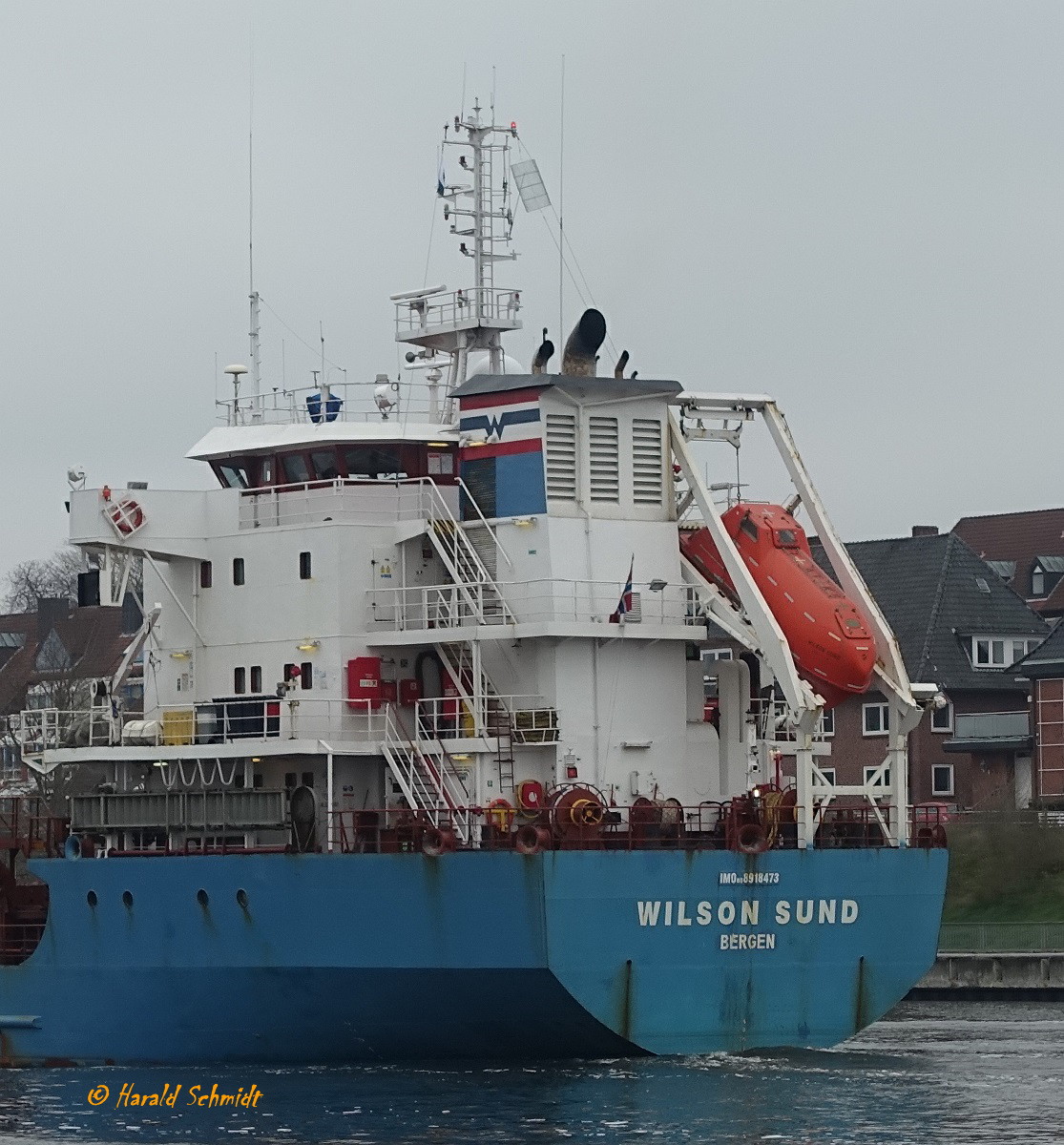 WILSON SUND (IMO 8918473) am 9.4.2023, NOK Höhe Rendsburg Kreishafen /

Ex-Name: ISNES 1999-09.2002 / 
Stückgutfrachter / BRZ 4.200 / Lüa 112,7 m, B 15,2 m, Tg 6,7 m / 1Diesel, MAN B&W 12V28/32A, 2.640 kW (3.587 PS), 12,5 kn / gebaut  1999 bei DTSG Sava Shipyard, Serbien / Eigner:  Wilson Shipowning AS, Bergen Norway / Flagge: Norwegen, Heimathafen: Bergen /
