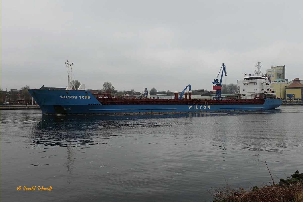 WILSON SUND (IMO8918473 am 9.4.2023 im NOK Höhe Hafen Rendsburg / 
Ex-Name:  Isnes  (1999-2005) /
Mehrzweckfrachter  / BRZ 4.200 / Lüa 112,7 m, B 15,2 m, Tg 6,56 m / 1 Diesel, MAN B&W 12V28/32A, 2.640 kW (3.587 PS),  12,5 kn / gebaut 1999 bei  DTSG Sava Shipyard, Macvanska Mitrovica, Serbien  / Eigner: Wilson Shipowning AS, Bergen, Norwegen, Manager: Wilson EuroCarriers AS, Bergen, Norwegen / Flagge: Norwegen, Heimathafen: Bergen/ 