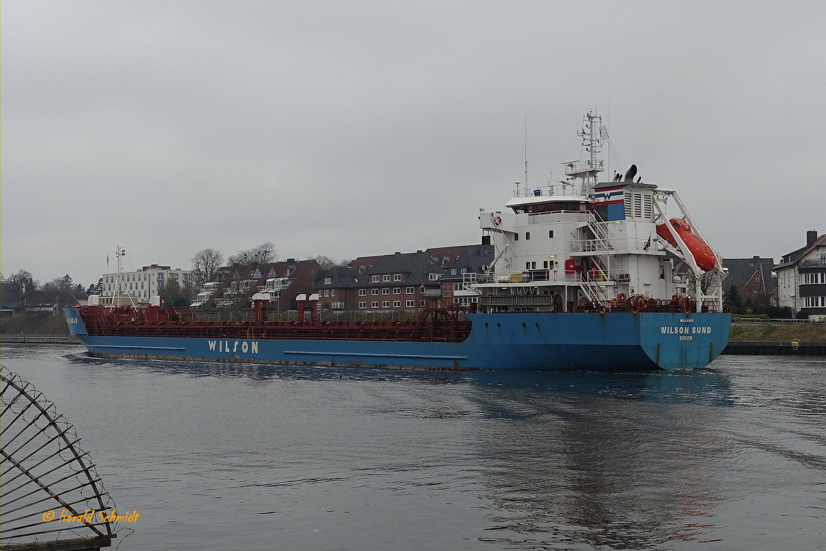 WILSON SUND (IMO8918473 am 9.4.2023 im NOK Höhe Hafen Rendsburg / 
Ex-Name:  Isnes  (1999-2005) /
Mehrzweckfrachter  / BRZ 4.200 / Lüa 112,7 m, B 15,2 m, Tg 6,56 m / 1 Diesel, MAN B&W 12V28/32A, 2.640 kW (3.587 PS),  12,5 kn / gebaut 1999 bei  DTSG Sava Shipyard, Macvanska Mitrovica, Serbien  / Eigner: Wilson Shipowning AS, Bergen, Norwegen, Manager: Wilson EuroCarriers AS, Bergen, Norwegen / Flagge: Norwegen, Heimathafen: Bergen/ 
