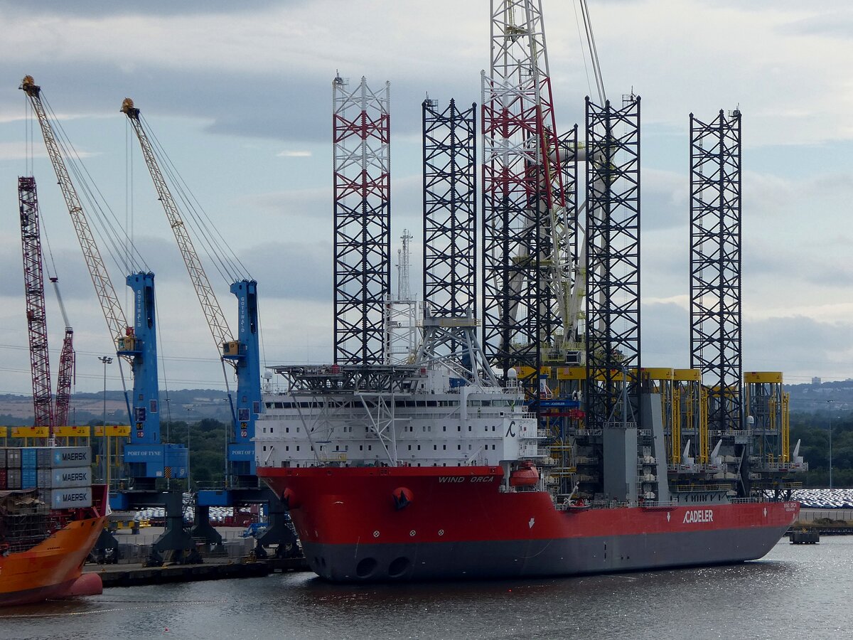 WIND-ORCA (IMO9601326) ein Offshore-Support-Vessel
(L=161;B=50m;Maschinenleistung:13600kW; Tragf�higkeit: 13174tdw; max. 111 Personen) im Hafen von Newcastle; 260728