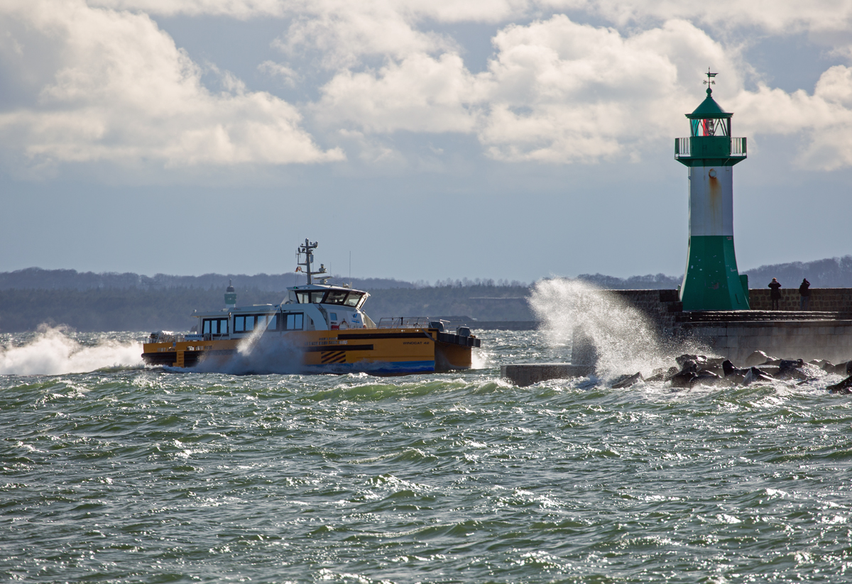 WINDCAT 42 vor Sassnitz und im Hintergrund ist der Mukraner Leuchtturm zu erkennen. - 30.03.2022