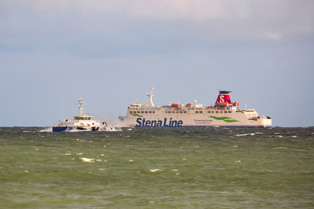 Windea Five (IMO 9514119) und die Stena Line Fähre Sassnitz (IMO 8705383) vor Sassnitz. - 04.02.2017
