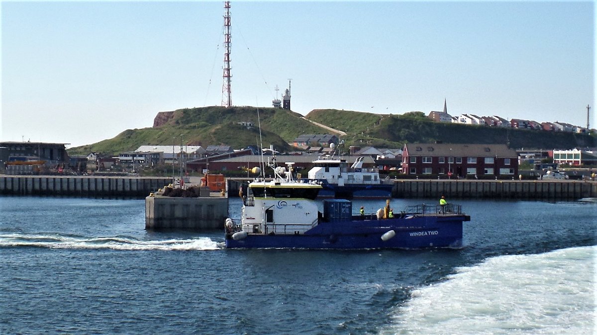 WINDEA TWO (IMO 9745691) am 23.5.2018, Helgoland Hafen /

Crew Transfer & Service Schiff / BRZ 170 / Lüa 25,75 m, B 10,23 m, Tg 2,2 m / 2 Diesel,  CAT C32 TTA 1790 kW (2:335 PS),  max. 25 kn Service 20 kn /  gebaut 2014 bei Damen Shipyards Singapore  / Eigner: EMS Maritime Offshore GmbH, Emden /  Flagge: D, Heimathafen: Emden / 
