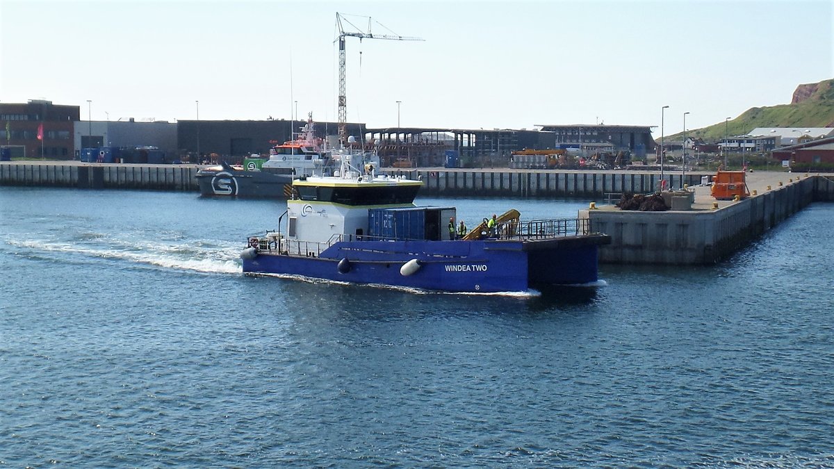 WINDEA TWO (IMO 9745691) am 23.5.2018, Helgoland Hafen /

Crew Transfer & Service Schiff / BRZ 170 / Lüa 25,75 m, B 10,23 m, Tg 2,2 m / 2 Diesel,  CAT C32 TTA 1790 kW (2:335 PS),  max. 25 kn Service 20 kn /  gebaut 2014 bei Damen Shipyards Singapore  / Eigner: EMS Maritime Offshore GmbH, Emden /  Flagge: D, Heimathafen: Emden / 
