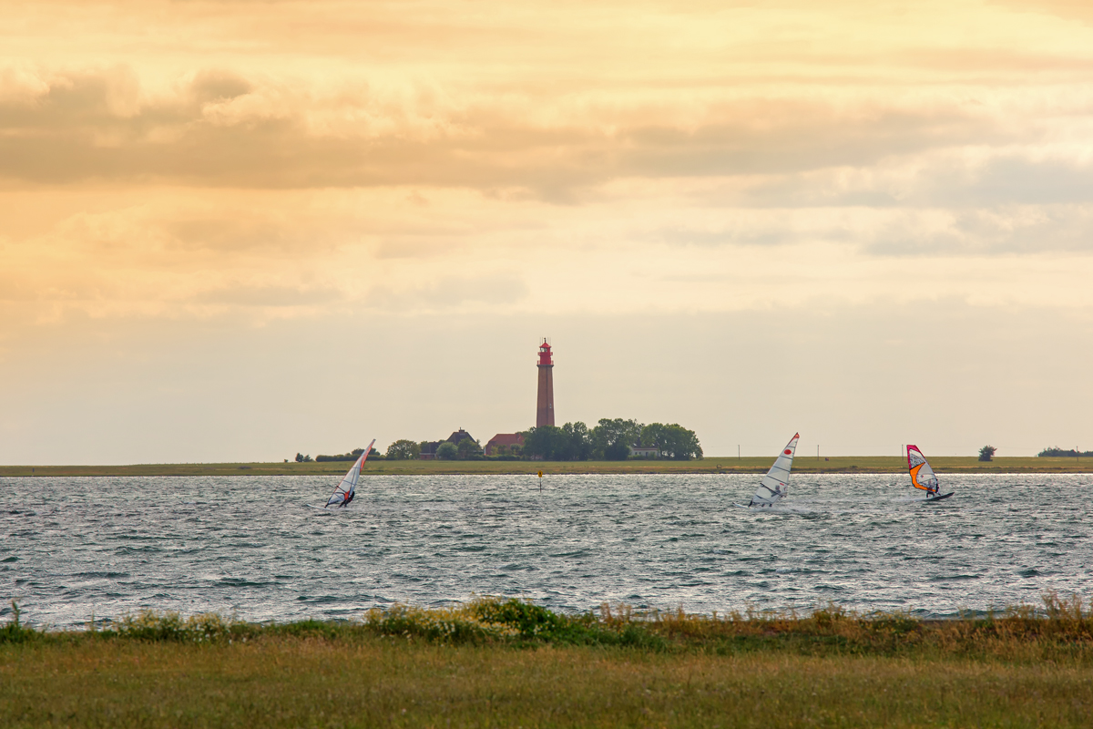 Windsurfer vor dem Leuchtturm Flügge auf Fehmarn. - 20.06.2014