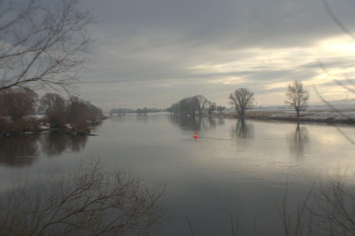 Winterstimmung an der Elbe bei Radebeul.Ein Boje kennzeichnet die Fahrrinne.
16.12.2012  12:05 Uhr.